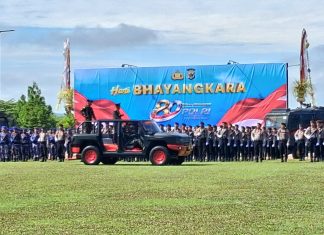 80 Tahun Bhayangkara: Polda Papua Tegaskan Pengabdian Berbasis Dialog dan Kearifan Lokal Pemeriksaan pasukan upacara oleh Kapolda Papua, Irjen Pol Petrus Patrige Rudolf Renwarin,S.H, M.Si