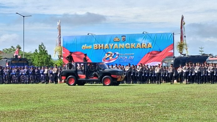 Pemeriksaan pasukan upacara oleh Kapolda Papua, Irjen Pol Petrus Patrige Rudolf Renwarin,S.H, M.Si