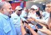 Kepala DPMPTSP Kabupaten Jayapura, Gustaf Griapon, S.T, M.Sos., dan Kepala Bapenda Kabupaten Jayapura, Budi Prodjonegoro Yoku saat memberi keterangan pers, Rabu (8/7/26)