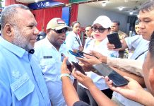 Kepala DPMPTSP Kabupaten Jayapura, Gustaf Griapon, S.T, M.Sos., dan Kepala Bapenda Kabupaten Jayapura, Budi Prodjonegoro Yoku saat memberi keterangan pers, Rabu (8/7/26)