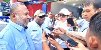Kepala DPMPTSP Kabupaten Jayapura, Gustaf Griapon, S.T, M.Sos., dan Kepala Bapenda Kabupaten Jayapura, Budi Prodjonegoro Yoku saat memberi keterangan pers, Rabu (8/7/26)