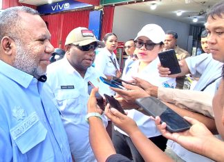 Kepala DPMPTSP Kabupaten Jayapura, Gustaf Griapon, S.T, M.Sos., dan Kepala Bapenda Kabupaten Jayapura, Budi Prodjonegoro Yoku saat memberi keterangan pers, Rabu (8/7/26)