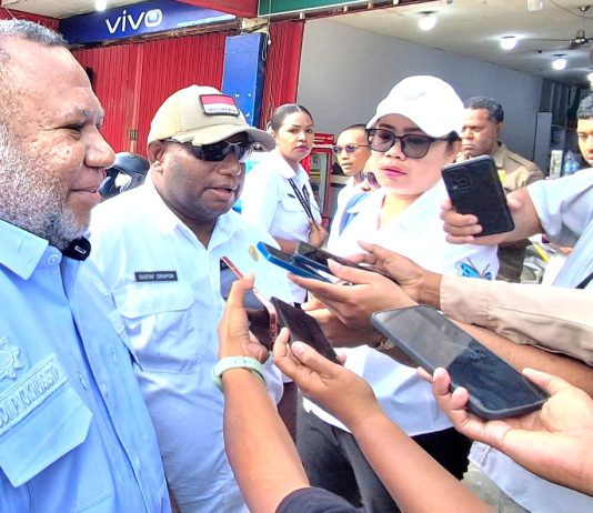 Kepala DPMPTSP Kabupaten Jayapura, Gustaf Griapon, S.T, M.Sos., dan Kepala Bapenda Kabupaten Jayapura, Budi Prodjonegoro Yoku saat memberi keterangan pers, Rabu (8/7/26)