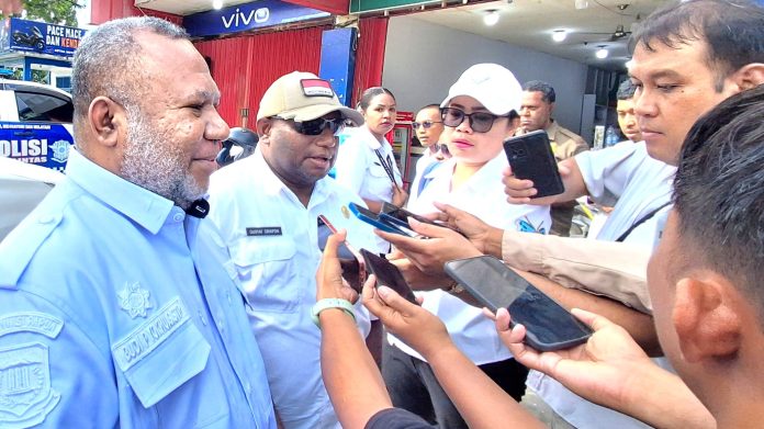 Kepala DPMPTSP Kabupaten Jayapura, Gustaf Griapon, S.T, M.Sos., dan Kepala Bapenda Kabupaten Jayapura, Budi Prodjonegoro Yoku saat memberi keterangan pers, Rabu (8/7/26)