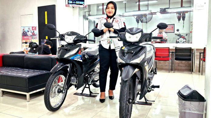 Motor Honda Bebek yang dipamerkan di Showroom Astra Motor Sentani dan masih cukup diminati konsumen di wilayah Kabupaten Jayapura Motor Honda Bebek yang dipamerkan di Showroom Astra Motor Sentani dan masih cukup diminati konsumen di wilayah Kabupaten Jayapura