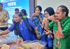 Asisten II Setda Kabupaten Jayapura, Dr. Abdul Rahman Basri, S.Sos, MKP, bersama pejabat lainnya saat mencicipi aneka panganan olahan berbahan dasar lokal