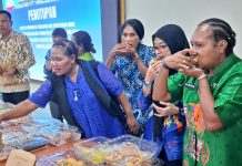 Asisten II Setda Kabupaten Jayapura, Dr. Abdul Rahman Basri, S.Sos, MKP, bersama pejabat lainnya saat mencicipi aneka panganan olahan berbahan dasar lokal