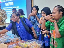 Asisten II Setda Kabupaten Jayapura, Dr. Abdul Rahman Basri, S.Sos, MKP, bersama pejabat lainnya saat mencicipi aneka panganan olahan berbahan dasar lokal