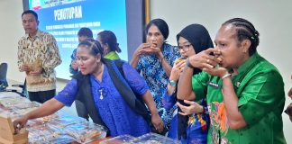Asisten II Setda Kabupaten Jayapura, Dr. Abdul Rahman Basri, S.Sos, MKP, bersama pejabat lainnya saat mencicipi aneka panganan olahan berbahan dasar lokal