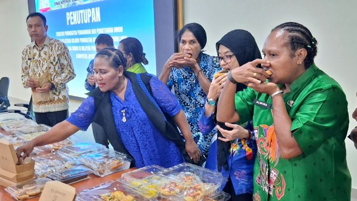 Asisten II Setda Kabupaten Jayapura, Dr. Abdul Rahman Basri, S.Sos, MKP, bersama pejabat lainnya saat mencicipi aneka panganan olahan berbahan dasar lokal