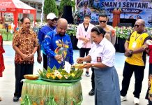 Reuni Akbar ke-44 Alumni SMAN 1 Sentani Angkatan 1985-2025 Hadiri Perayaan HUT SMAN 1 Sentani Pemotongan tumpeng HUT SMAN 1 Sentani oleh Bupati Jayapura, Dr. Yunus Wonda,SH,MH bersama Kepala SMAN 1 Sentani