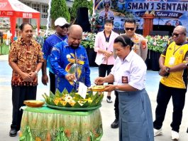Pemotongan tumpeng HUT SMAN 1 Sentani oleh Bupati Jayapura, Dr. Yunus Wonda,SH,MH bersama Kepala SMAN 1 Sentani