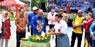 Pemotongan tumpeng HUT SMAN 1 Sentani oleh Bupati Jayapura, Dr. Yunus Wonda,SH,MH bersama Kepala SMAN 1 Sentani