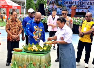 Reuni Akbar ke-44 Alumni SMAN 1 Sentani Angkatan 1985-2025 Hadiri Perayaan HUT SMAN 1 Sentani Pemotongan tumpeng HUT SMAN 1 Sentani oleh Bupati Jayapura, Dr. Yunus Wonda,SH,MH bersama Kepala SMAN 1 Sentani