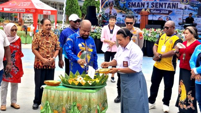 Pemotongan tumpeng HUT SMAN 1 Sentani oleh Bupati Jayapura, Dr. Yunus Wonda,SH,MH bersama Kepala SMAN 1 Sentani Pemotongan tumpeng HUT SMAN 1 Sentani oleh Bupati Jayapura, Dr. Yunus Wonda,SH,MH bersama Kepala SMAN 1 Sentani