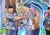Kafilah Kota Jayapura Juara Umum MTQ ke-31 Tingkat Provinsi Papua Tahun 2026 Wakil Gubernur Papua saat menyerahkan piala bergilir MTQ Tingkat Provinsi Papua kepada Plt. Sekda Kota Jayapura pada penutupan MTQ ke-31 di Sentani, Sabtu (18/7/26)