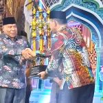 Wakil Gubernur Papua saat menyerahkan piala bergilir MTQ Tingkat Provinsi Papua kepada Plt. Sekda Kota Jayapura pada penutupan MTQ ke-31 di Sentani, Sabtu (18/7/26)