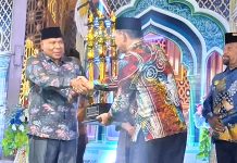 Kafilah Kota Jayapura Juara Umum MTQ ke-31 Tingkat Provinsi Papua Tahun 2026 Wakil Gubernur Papua saat menyerahkan piala bergilir MTQ Tingkat Provinsi Papua kepada Plt. Sekda Kota Jayapura pada penutupan MTQ ke-31 di Sentani, Sabtu (18/7/26)