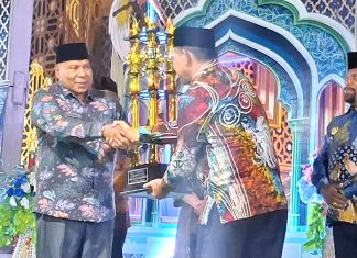 Kafilah Kota Jayapura Juara Umum MTQ ke-31 Tingkat Provinsi Papua Tahun 2026 Wakil Gubernur Papua saat menyerahkan piala bergilir MTQ Tingkat Provinsi Papua kepada Plt. Sekda Kota Jayapura pada penutupan MTQ ke-31 di Sentani, Sabtu (18/7/26)