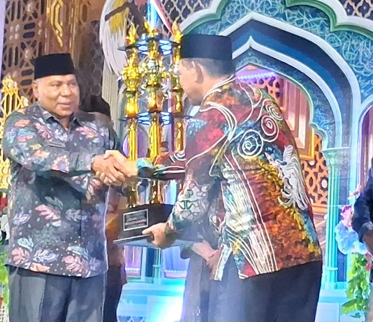 Wakil Gubernur Papua saat menyerahkan piala bergilir MTQ Tingkat Provinsi Papua kepada Plt. Sekda Kota Jayapura pada penutupan MTQ ke-31 di Sentani, Sabtu (18/7/26)