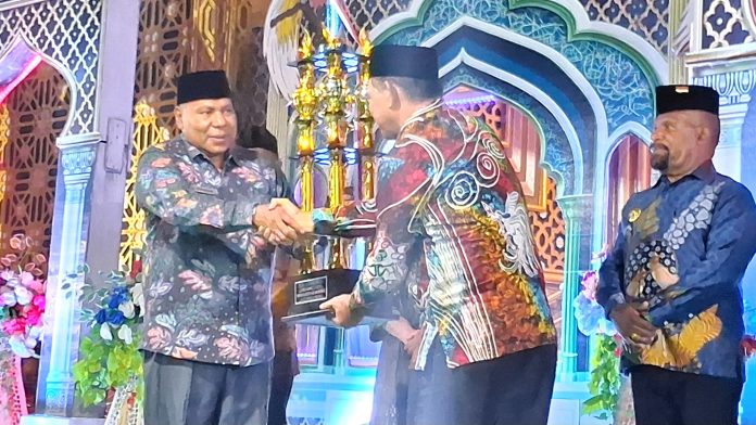 Wakil Gubernur Papua saat menyerahkan piala bergilir MTQ Tingkat Provinsi Papua kepada Plt. Sekda Kota Jayapura pada penutupan MTQ ke-31 di Sentani, Sabtu (18/7/26) Wakil Gubernur Papua saat menyerahkan piala bergilir MTQ Tingkat Provinsi Papua kepada Plt. Sekda Kota Jayapura pada penutupan MTQ ke-31 di Sentani, Sabtu (18/7/26)