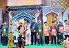 Kabupaten Jayapura Sukses Gelar MTQ ke-31 Tingkat Provinsi Papua Bupati Jayapura Dr. Yunus Wonda, S.H., M.H. bersama Ibu saat menyerahkan sertifikat kepada peserta MTQ ke-31 yang berhasil meraih predikat terbaik