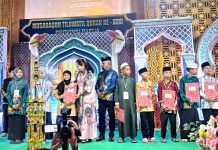 Kabupaten Jayapura Sukses Gelar MTQ ke-31 Tingkat Provinsi Papua Bupati Jayapura Dr. Yunus Wonda, S.H., M.H. bersama Ibu saat menyerahkan sertifikat kepada peserta MTQ ke-31 yang berhasil meraih predikat terbaik