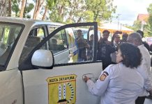 Walikota Jayapura Serahkan Tiga Unit Mobil Operasional untuk Tingkatkan Pelayanan Publik Terkait Perpajakan
