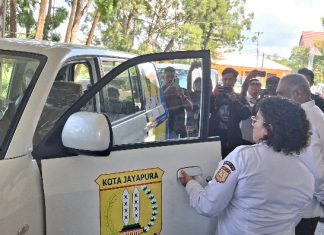 Walikota Jayapura Serahkan Tiga Unit Mobil Operasional untuk Tingkatkan Pelayanan Publik Terkait Perpajakan