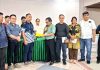 Amos Randalinggi saat mendaftar sebagai Calon Ketua IKT Papua didampingi Sekretaris IKT Kota Jayapura, Marthen Kombong, S.T., dan sejumlah pengurus IKT Kota Jayapura saat menyerahkan berkas kepada Panitia Musda IKTke-V.