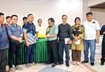Amos Randalinggi saat mendaftar sebagai Calon Ketua IKT Papua didampingi Sekretaris IKT Kota Jayapura, Marthen Kombong, S.T., dan sejumlah pengurus IKT Kota Jayapura saat menyerahkan berkas kepada Panitia Musda IKTke-V.