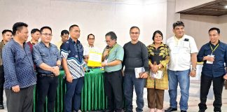 Amos Randalinggi saat mendaftar sebagai Calon Ketua IKT Papua didampingi Sekretaris IKT Kota Jayapura, Marthen Kombong, S.T., dan sejumlah pengurus IKT Kota Jayapura saat menyerahkan berkas kepada Panitia Musda IKTke-V.