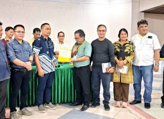 Amos Randalinggi saat mendaftar sebagai Calon Ketua IKT Papua didampingi Sekretaris IKT Kota Jayapura, Marthen Kombong, S.T., dan sejumlah pengurus IKT Kota Jayapura saat menyerahkan berkas kepada Panitia Musda IKTke-V.