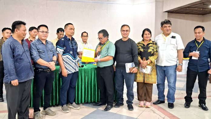 Amos Randalinggi saat mendaftar sebagai Calon Ketua IKT Papua didampingi Sekretaris IKT Kota Jayapura, Marthen Kombong, S.T., dan sejumlah pengurus IKT Kota Jayapura saat menyerahkan berkas kepada Panitia Musda IKTke-V.