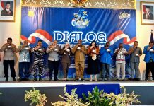 Dr. Stepi Anriani, Staf Khusus Menko Polkam RI turut menikmati Sagu olahan yang disantap dengan dicelup (papua: colo) ke minuman hangat pada pembukaan dialog kepemudaan KNPI Papua, Selasa (28/7/26)