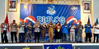 Dr. Stepi Anriani, Staf Khusus Menko Polkam RI turut menikmati Sagu olahan yang disantap dengan dicelup (papua: colo) ke minuman hangat pada pembukaan dialog kepemudaan KNPI Papua, Selasa (28/7/26)