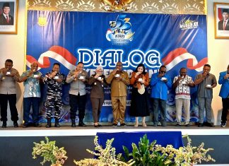 Dr. Stepi Anriani, Staf Khusus Menko Polkam RI turut menikmati Sagu olahan yang disantap dengan dicelup (papua: colo) ke minuman hangat pada pembukaan dialog kepemudaan KNPI Papua, Selasa (28/7/26)