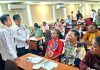 Asisten II Setda Kota Jayapura didampingi Sekretaris Dinas Perindagkop dan UMKM Kota Jayapura saat berdialog dengan peserta latihan 40 UMKM