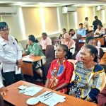 Asisten II Setda Kota Jayapura didampingi Sekretaris Dinas Perindagkop dan UMKM Kota Jayapura saat berdialog dengan peserta latihan 40 UMKM