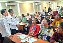 Asisten II Setda Kota Jayapura didampingi Sekretaris Dinas Perindagkop dan UMKM Kota Jayapura saat berdialog dengan peserta latihan 40 UMKM