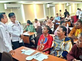 Asisten II Setda Kota Jayapura didampingi Sekretaris Dinas Perindagkop dan UMKM Kota Jayapura saat berdialog dengan peserta latihan 40 UMKM