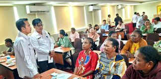 Asisten II Setda Kota Jayapura didampingi Sekretaris Dinas Perindagkop dan UMKM Kota Jayapura saat berdialog dengan peserta latihan 40 UMKM