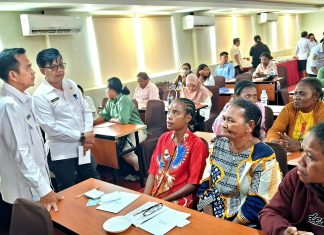 Asisten II Setda Kota Jayapura didampingi Sekretaris Dinas Perindagkop dan UMKM Kota Jayapura saat berdialog dengan peserta latihan 40 UMKM