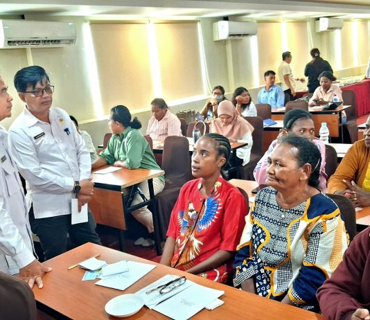 Asisten II Setda Kota Jayapura didampingi Sekretaris Dinas Perindagkop dan UMKM Kota Jayapura saat berdialog dengan peserta latihan 40 UMKM