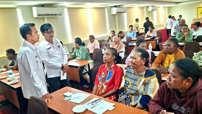 20260729_104219 Asisten II Setda Kota Jayapura didampingi Sekretaris Dinas Perindagkop dan UMKM Kota Jayapura saat berdialog dengan peserta latihan 40 UMKM
