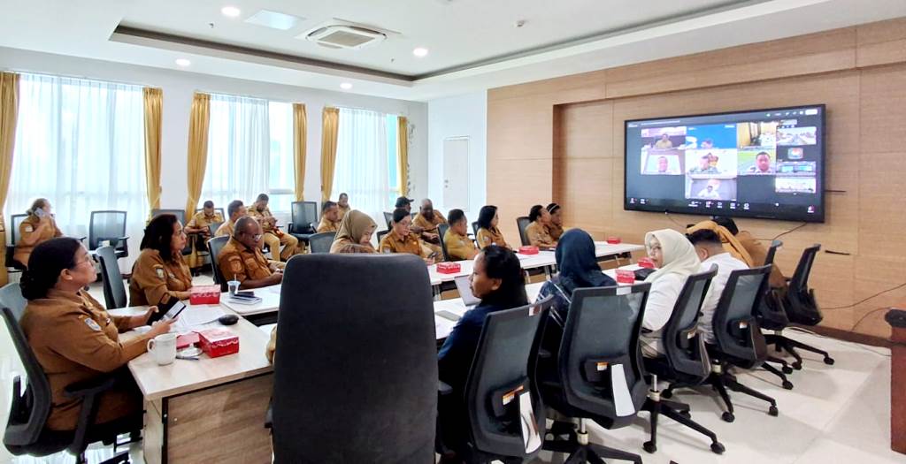 Rapat koordinasi secara daring yang dipimpin Menteri Dalan Negeri, Tito Karnavian yang diikuti Pemerintah Provinsi Papua di ruang meeting Kantor Gubernur Papua, Dok II, Kota Jayapura, Senin (13/7/26)