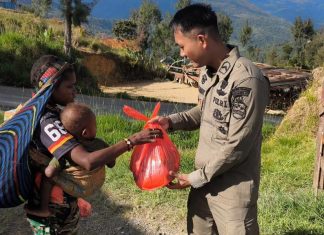 Melalui Pendekatan Humanis, Satgas Ops Damai Cartenz-2026 Bagikan Sembako dan Perkuat Pengamanan Objek Vital di Sugapa