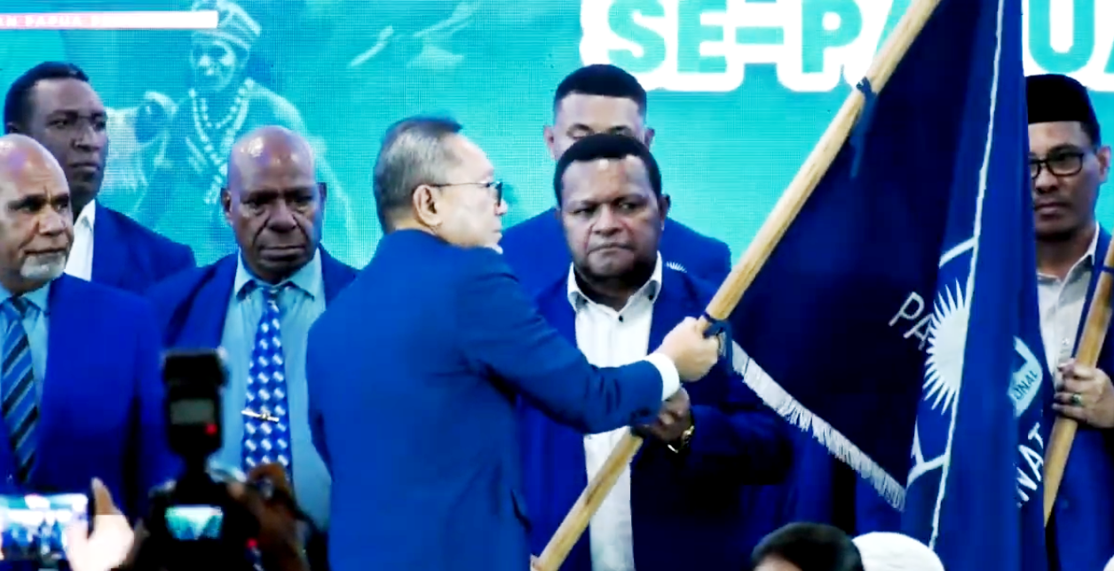 Ketua DPW PAN Provinsi Papua, Haris Richard Yocku meneripa bendera pataka dari Ketua Umum DPP PAN, Zulkifli Hasan
