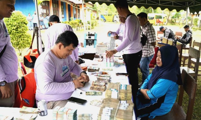 Penukaran uang tidak layak edar oleh masyarakat melalui kas keliling Bank Indonesia (foto/dok)