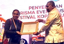 Wakil Gubernur Papua Dr. Aryoko A.F. Rumaropen, S.P., M.Eng. saat menerima piagam penghargaan Kharisma Event Nusantara pada Pembukaan Festival Kopi Papua 2026